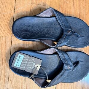 NWT Olukai Hiapo Leather Flip Flops Sandals Mens 12 Black Premium Comfort